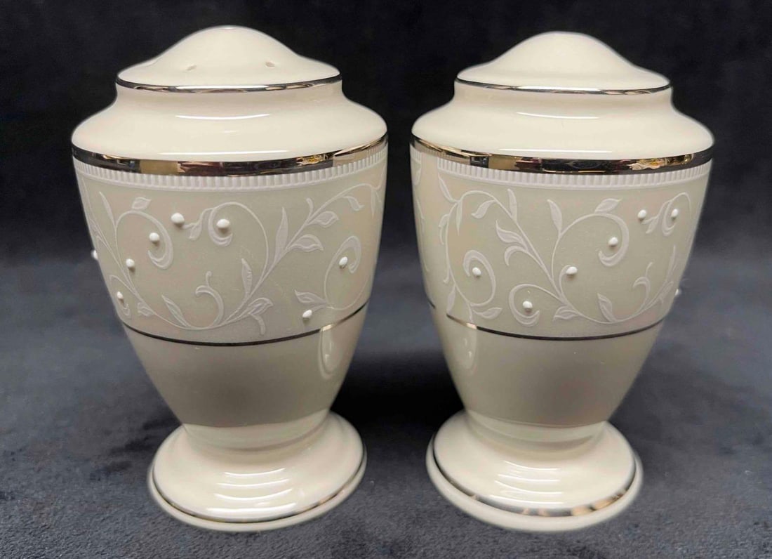 Lenox Pearl Innocence Salt And Pepper Shakers In Box: This lot contains a Lenox Pearl Innocence Salt And Pepper Shakers Set In Box. The box is approx 6 3/4" x 6 1/4" x 5 3/4" while each Lenox Shaker is approx 1 3/4" x 1 3/4" 3 1/4"