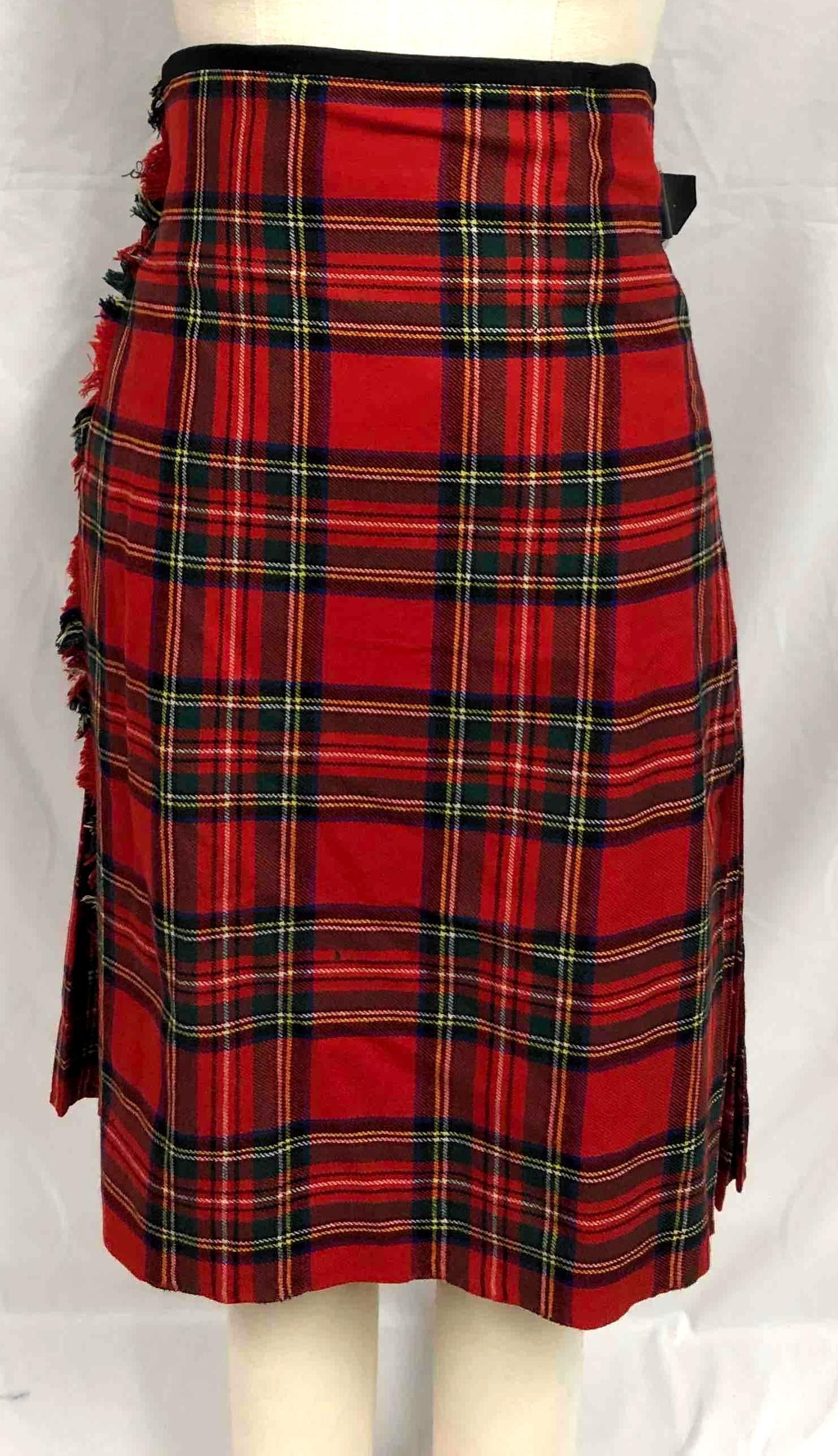 Vintage Kilt By The Scotch House Knightsbridge London, S.W.I: This lot contains vinatge kilt by The Scotch House Knightsbridge London, S.W.I. This kilt features two adjustable straps for a comfortable wear around the waist, and ivory colored silk like lining, an