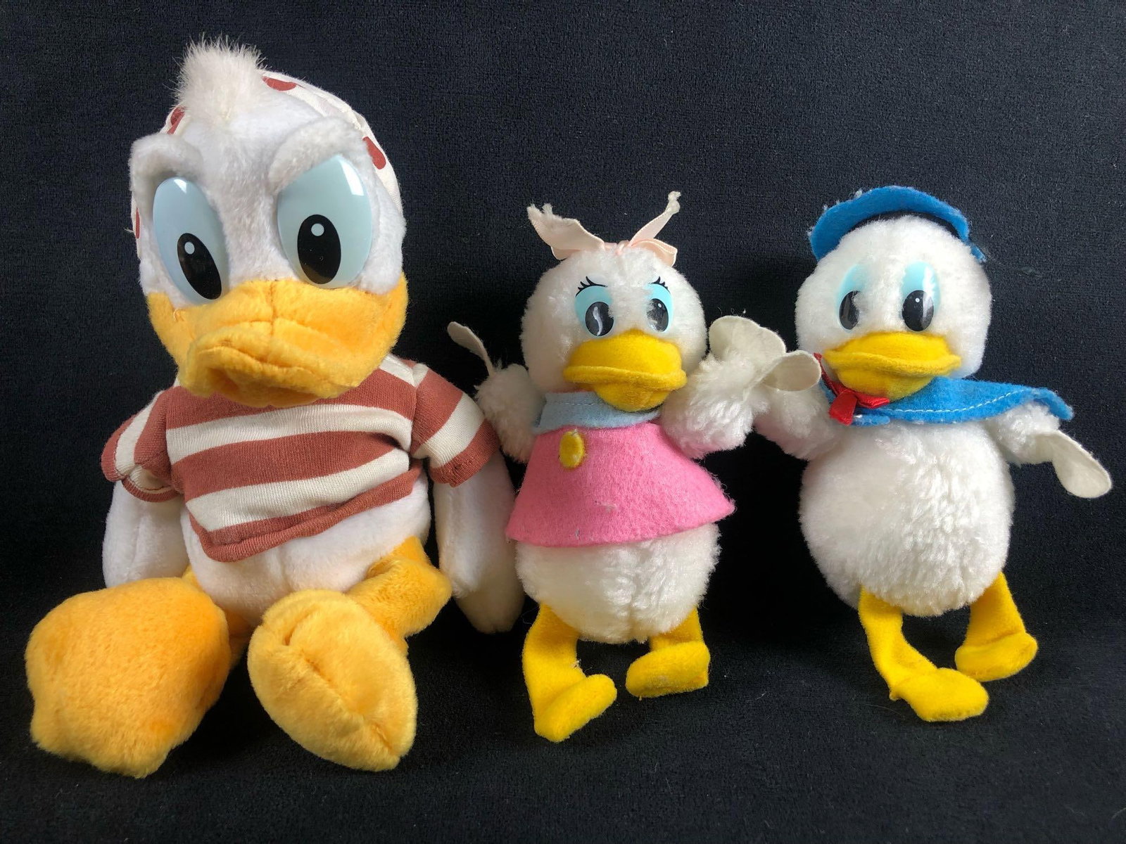 Lot of 3 Vintage Donald Duck and Daisy Duck Pirate Plush Toys Applause Walt Disney Bean Bag: Lot of 3 Vintage Donald Duck and Daisy Duck Pirate Plush Toys Applause Walt Disney Bean Bag (1) Classic Donald Duck sailor plush with tag still on. With tags. Measurements Approx: 4" x 5" In g