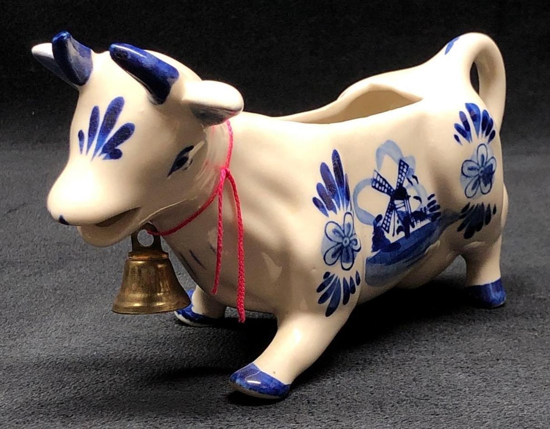 Vintage Delft Blue Cow Creamer with Bell: Vintage Delft Blue Cow Creamer with Bell. The Delft Cow Creamer is approximately 6-1/2" x 3-1/2" x 2-3/4" and weighs about 0.4lbs. Overall this item is in vintage condition with signs of l