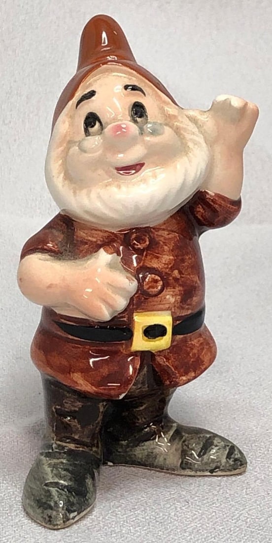Disney Productions Snow White & 7 Dwarfs Figurine (1 of 5)