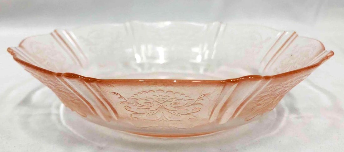 Clear Pink Depression Glass Berry Bowl: This lot contains a Clear Pink Depression Glass Berry Bowl. It is approx. 5 3/4" x 5 3/4" x 1 1/2" and it weighs about 0.3lbs. Overall the Berry Bowl is in good used condition with some li