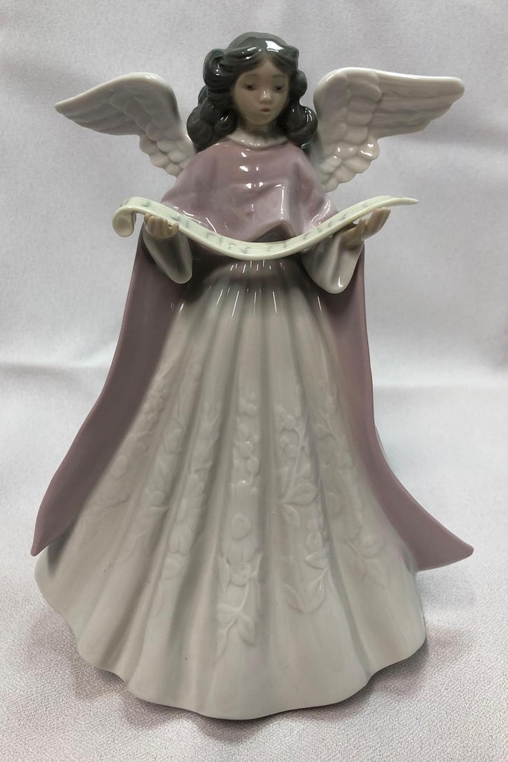 1989 Lladro 5831 Singer Angel: This lot contains a 1989 Lladró 5831 Singer Angel. Retired in 2001. Handmade in Spain. It is approx 7" x 5-1/2" x 3-1/2" and it weighs about 0.8lbs. Overall the Lladró is in good used co