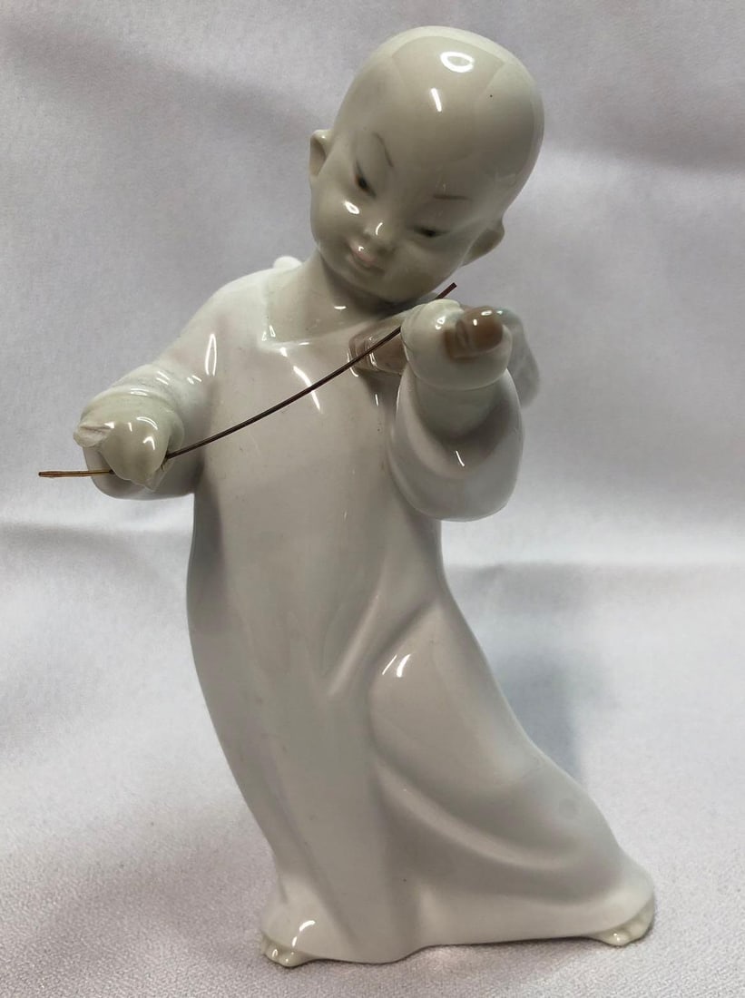 1970 Lladro 4536 Asian Angel: This lot contains a 1970 Lladró 4536 Asian Angel. Retired in 2005. Handmade in Spain. It is approx 6" x 3" x 4" and it weighs about 0.6lbs. Overall the Lladró is in good used condition w