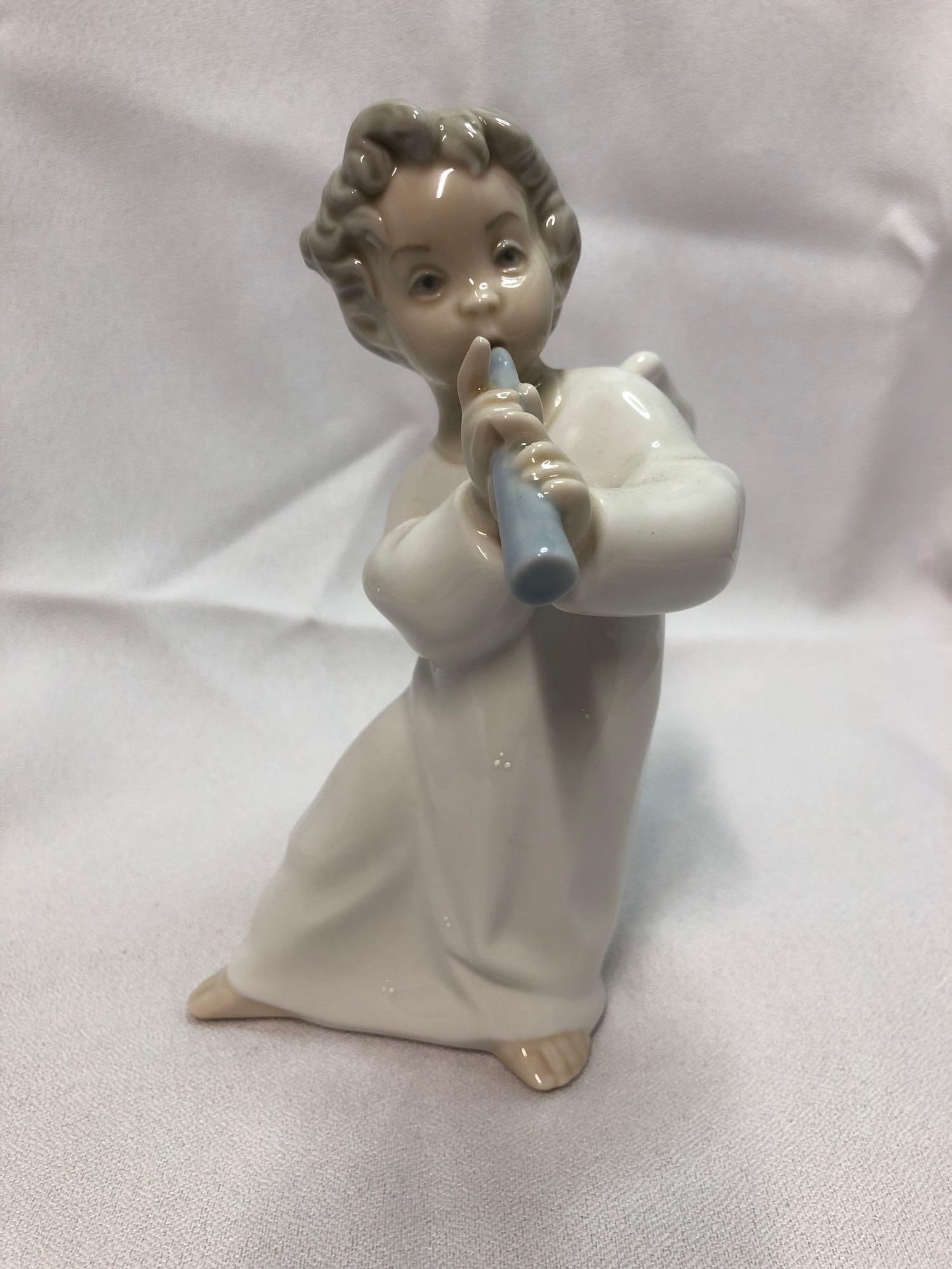 1970 Lladro 4540 Angel with Flute: This lot contains a 1970 Lladró 4540 Angel with Flute. Handmade in Spain. It is approx 6-1/2" x 3" x 3" and it weighs about 0.6lbs. Overall the Lladró is in good used condition with some
