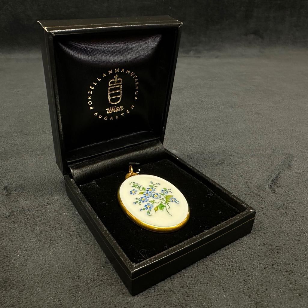 Wien Augarten 14k Gold Porcelain Pendant: This piece of jewelry has been tested and researched prior to listing. Please view all our pictures they are part of our description. DETAILS: Metal - 14k Gold (loop) Color - Yellow Gold Stones - Por
