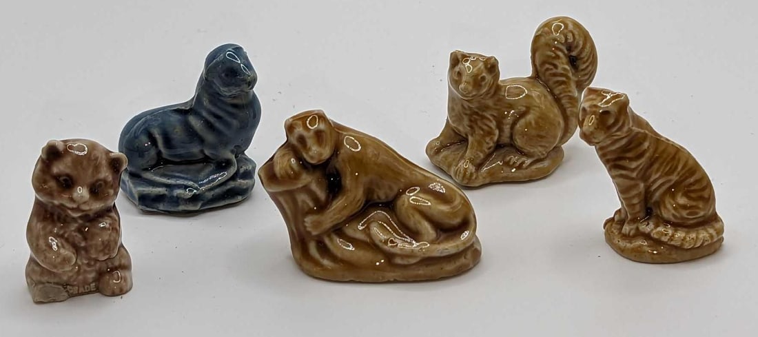 5 Red Rose Tea Porcelain Mini Animal Figurines: 5 Red Rose Tea Porcelain Mini Animal Figurines. This lot includes: (1) Wade (England) Red Rose Tea Porcelain Florida Panther Figurine. This is approx 2" x1 1/4" x 1 1/2". (1) Wade (Englan