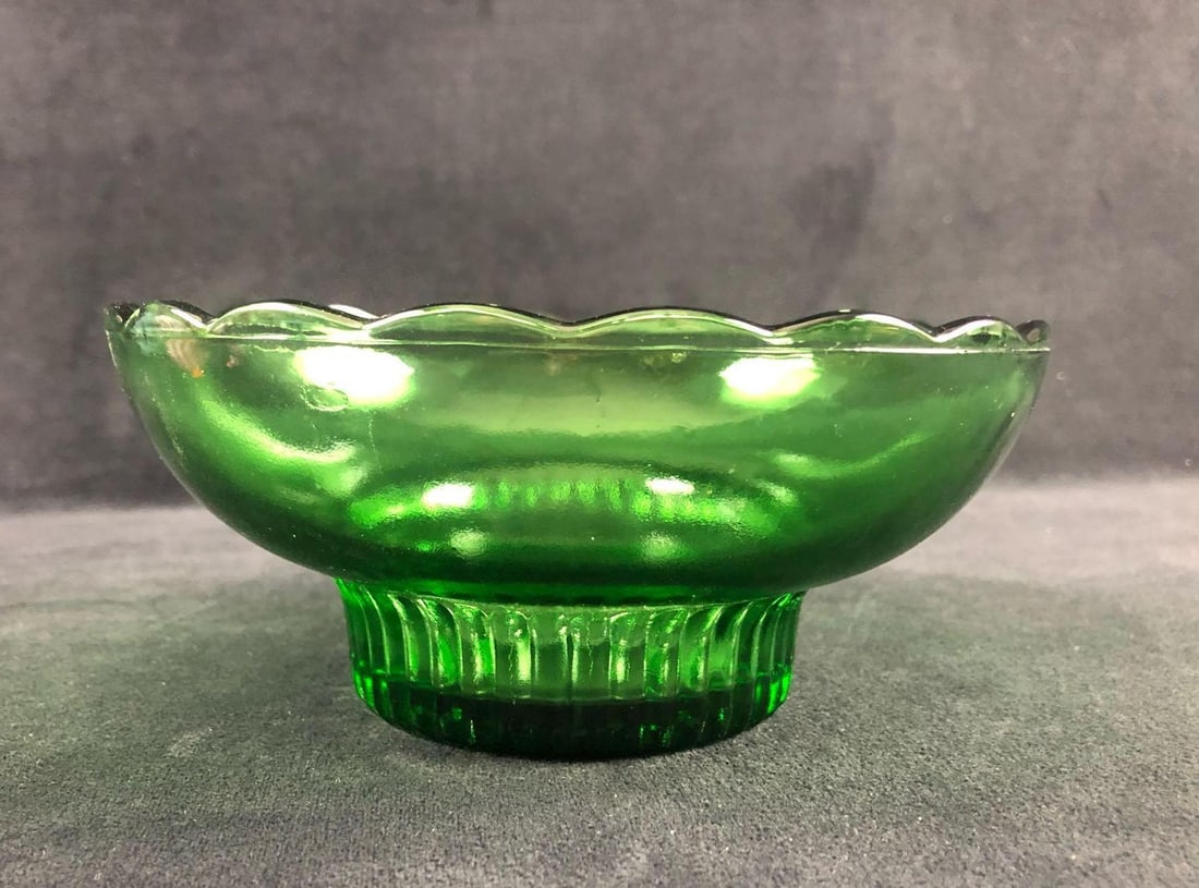 Vintage EO Brody Co M2000 Scalloped Bowl with Ribbed Pedestal Green Bowl Candy Dish: Vintage EO Brody Co M2000 Scalloped Bowl with Ribbed Pedestal Green Bowl Candy Dish This beautiful item can be used for live flowers, a dry arrangement or even as a candy dish. It is in good vintage