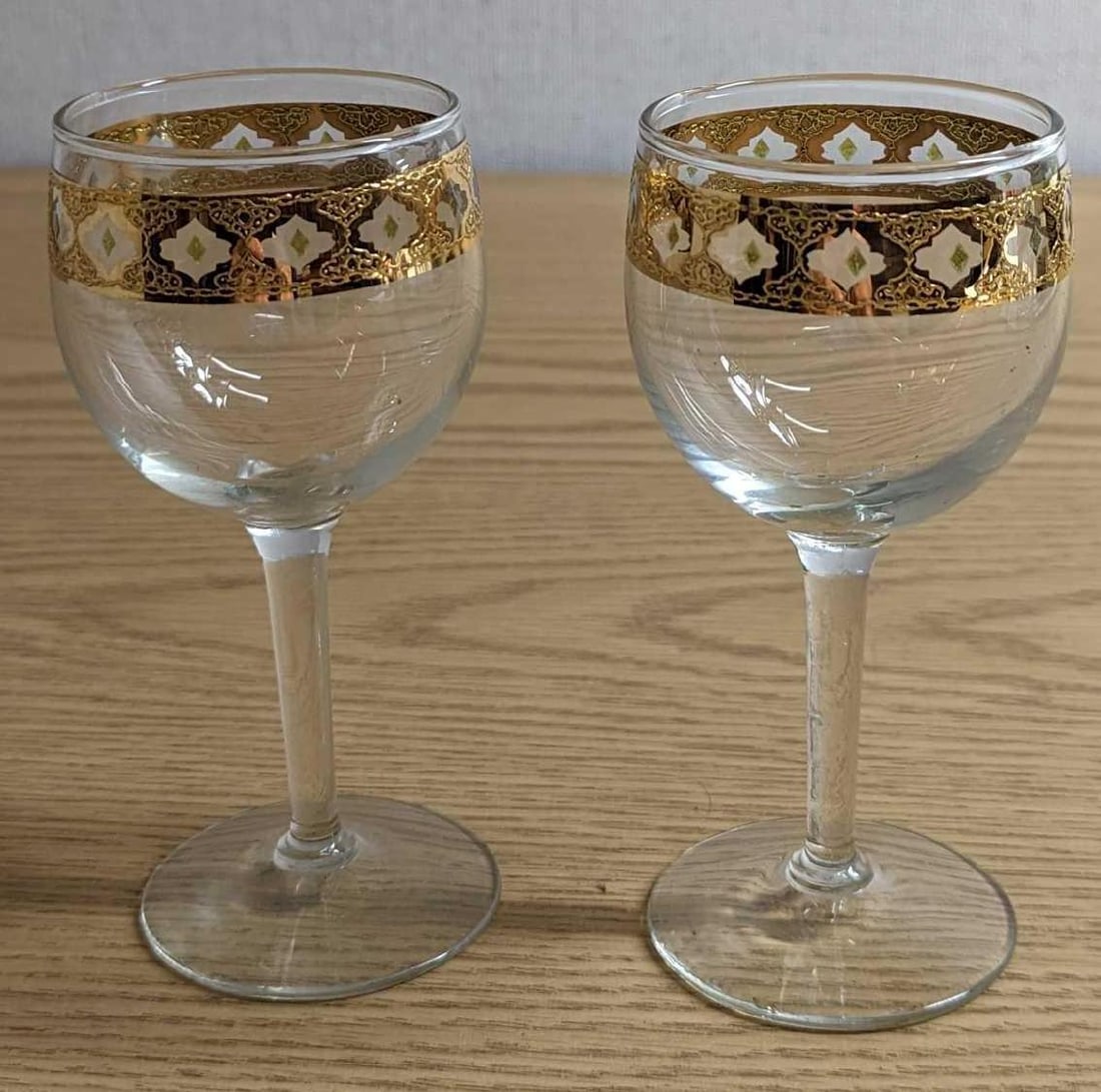 2 Vintage Culver Valencia 22K Gold Wine Goblets: 2 Vintage Culver Valencia 22K Gold Wine Goblets. Each glass is approx 2 1/2" x 2 1/2" x 5 3/4" and together they weigh 0.56lb. Both glasses are in a good, vintage condition with some light