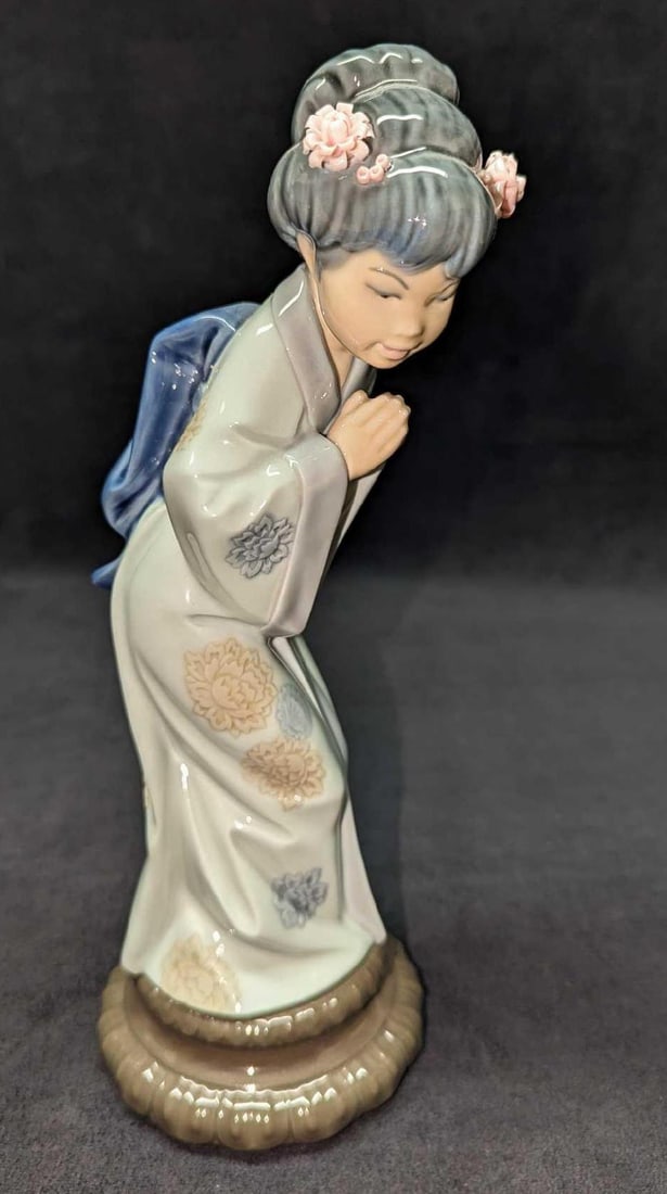 Retired Lladro Japanese Sayonara Girl Figurine: Retired Lladro Japanese Sayonara Girl Figurine. This was designed by Salvador Debon and was released from the year 1978 to 1996. This is approx 4" x 4" x 10 3/4" and it weighs 1.40 lbs. Th