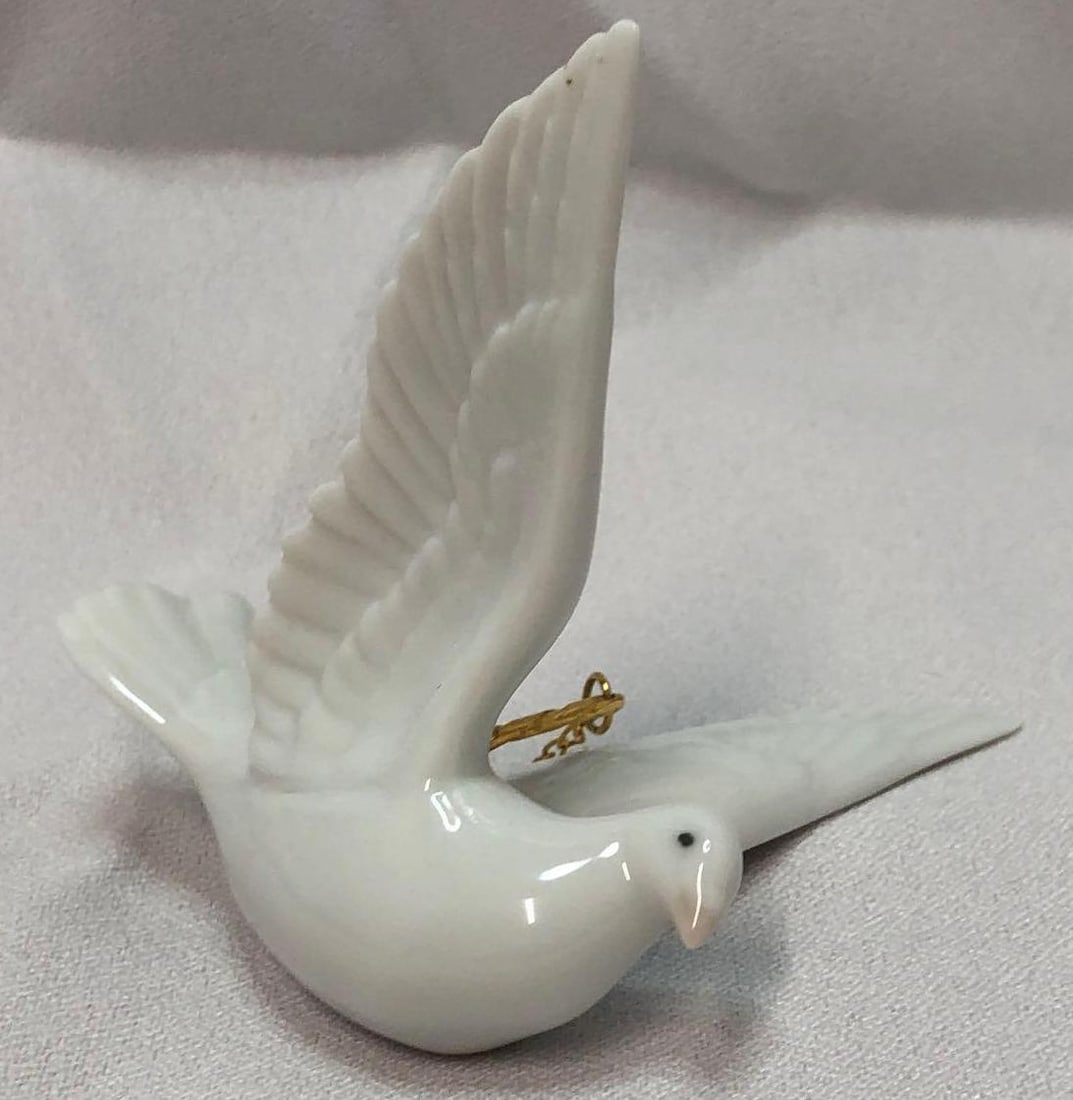1995 Lladro #6266 Landing Dove Ornament: This lot contains a 1995 Lladro #6266 Landing Dove Ornament. Retired in 1998. It is approx 4" x 2-3/4" x 3-1/4" and weighs about 0.1lbs. Overall the Lladro ornament is in good used conditi