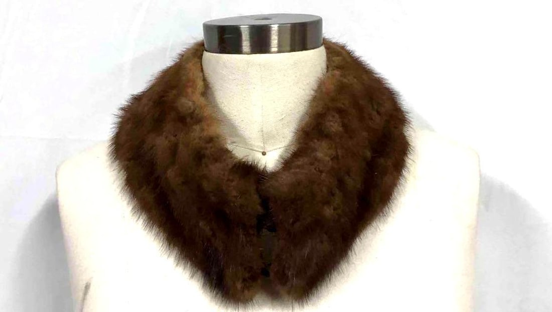 Women's Mink Fur Collar: This lot contains a women's mink fur collar. The manufacturer of this fur collar is unknown.This accessories is the perfect addition to any winter stole or shall. The collar features two hook and