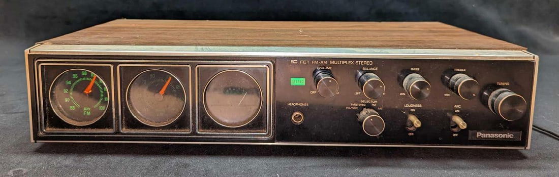 Vintage Panasonic FM AM Stereo RE-7680 Receiver Amp: Vintage Panasonic FM AM Stereo RE-7680 Receiver Amp. Turns on, have not tested further. Is approx 9 7/8" x 16 5/8" x 3 1/2" and it weighs 8.80lbs. Has some scratches and chips on the body.