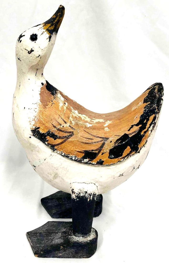 Hand Carved & Painted Wood Primitive Duck Made In The Philippines: This lot contains a Hand Carved & Painted Wood Primitive Duck Made In The Philippines. It is approx 7 1/4" x 5 1/4" x 12 1/4" and it weighs about 1.2lbs. Overall the Wood Duck is in go