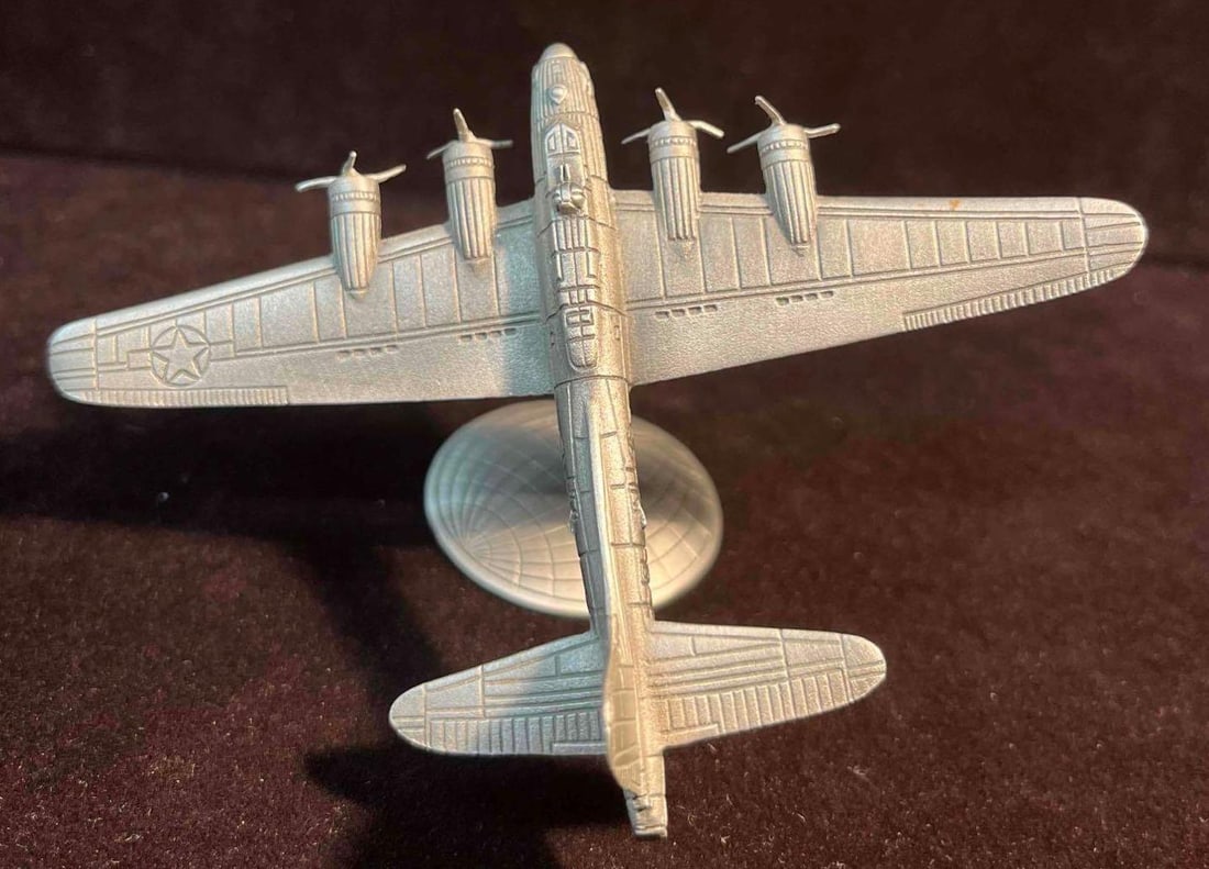 Discontinued 1987 B-17 Flying Fortress The Worlds Greatest Aircraft By The Franklin Mint: This lot contains a Discontinued 1987 B-17 Flying Fortress The Worlds Greatest Aircraft By The Franklin Mint. Made of pewter. It is approx 1 1/4" x 1 1/4" x 2 1/4" and it weighs about 0.1l