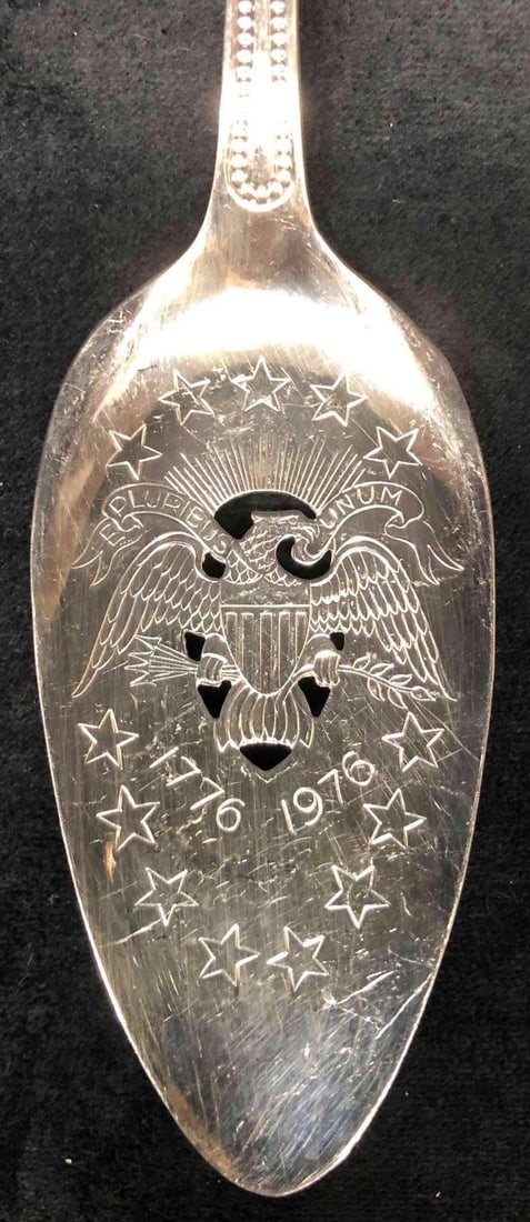 R303 Community Oneida Silver plated Pierced Pie/Cake Server E Pluribus Unum 1776-1976 (1 of 11)