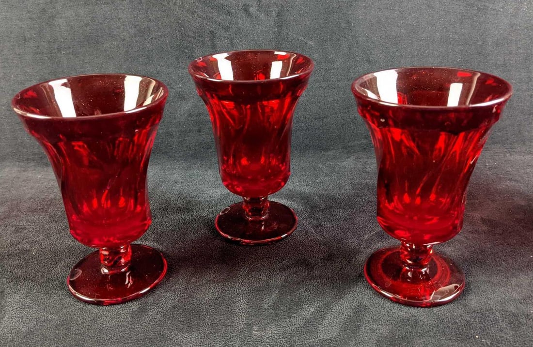 3 Fostoria Jamestown Ruby Ice Tea Glasses: Three Vintage Retired Ruby Fostoria Ice Tea Glasses. The "Jamestown Ruby" deign was released from 1964 to 1982. Glasses are approx 4" x 4" x 6" and are all in a good, vintage condi