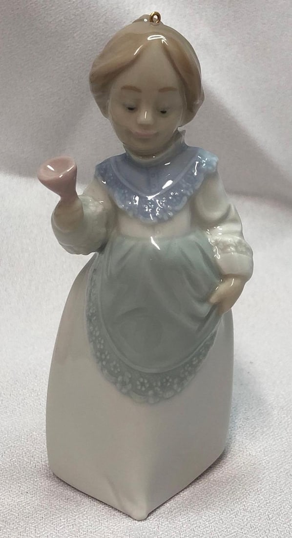1992 Lladro #5939 Mrs Claus Ornament: This lot contains a 1992 Lladro #5939 Mrs Claus Ornament. Retired in 1994. It is approx 4-1/2" x 2" x 2" and weighs about 0.2lbs. Overall the Lladro ornament is in good used condition with
