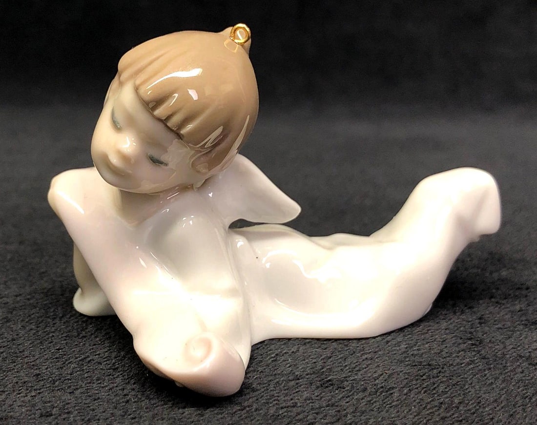 1993 Lladro #6095 Retired - Angel Holiday Ornament: 1993 Lladro #6095 Angel Holiday Ornament. Retired. Made in Spain. The Lladro Ornament is approximately 2-3/4" x 1-3/4" x 2" and weighs about 0.1lbs. Overall this item is in vintage conditi