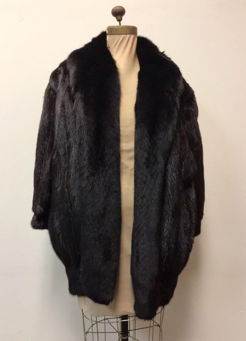 Fliers Furs Beverly Hills Mahogany Mink Fox Coat: Fliers Furs Beverly Hills Mahogany Mink Fox Coat. This fur coat features black interior linen, two exterior pockets, one right interior pocket and cuffed wrists. This piece has no closures. The interi