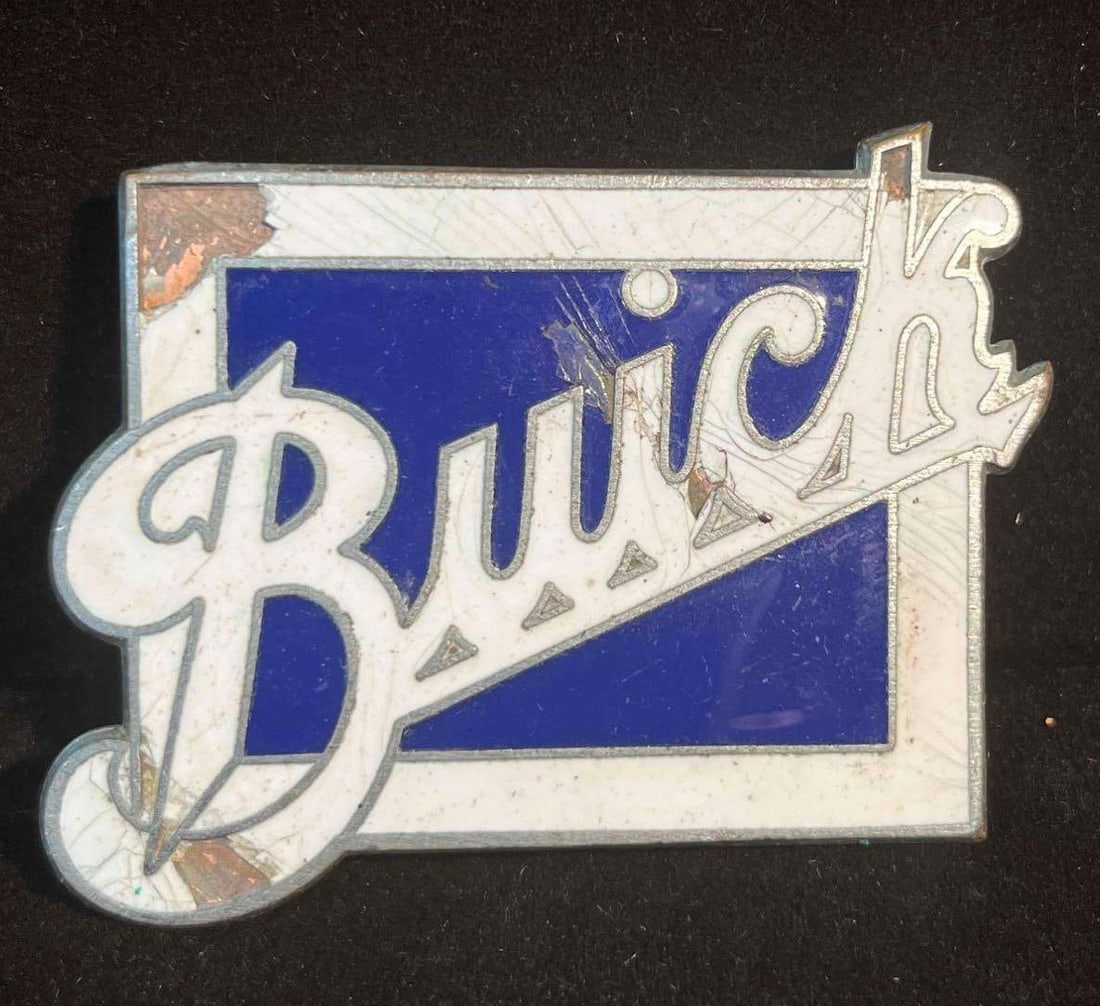 Vintage Buick Radiator Badge (F18): This lot contains a Vintage Buick Radiator Badge. it is approx 2 1/2" x 1 3/4" x 1/2" and it weighs about 0.06lbs. Overall the radiator badge is in average used condition with some light w