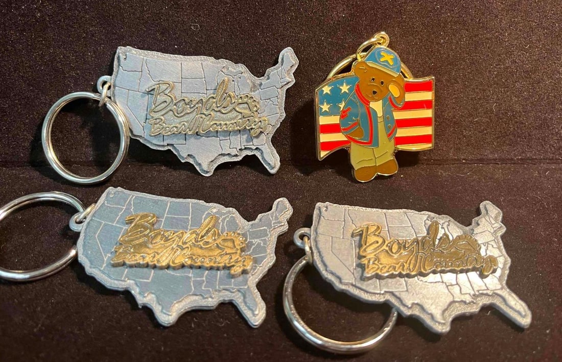 Four Boyd's Bear Country Key Chains (F18) (1 of 10)