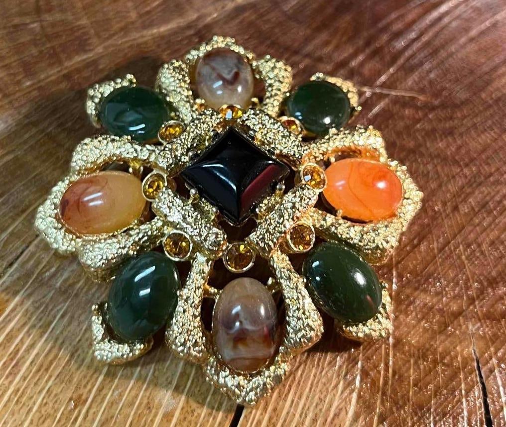 Large Vintage Joan Rivers Brooch: This lot contains a Large Vintage Joan Rivers Brooch. It is approx 2 1/2" x 2 1/2" x 1". Total weight is approx 1.4oz. Overall the brooch is in good used condition with no noticeable flaws