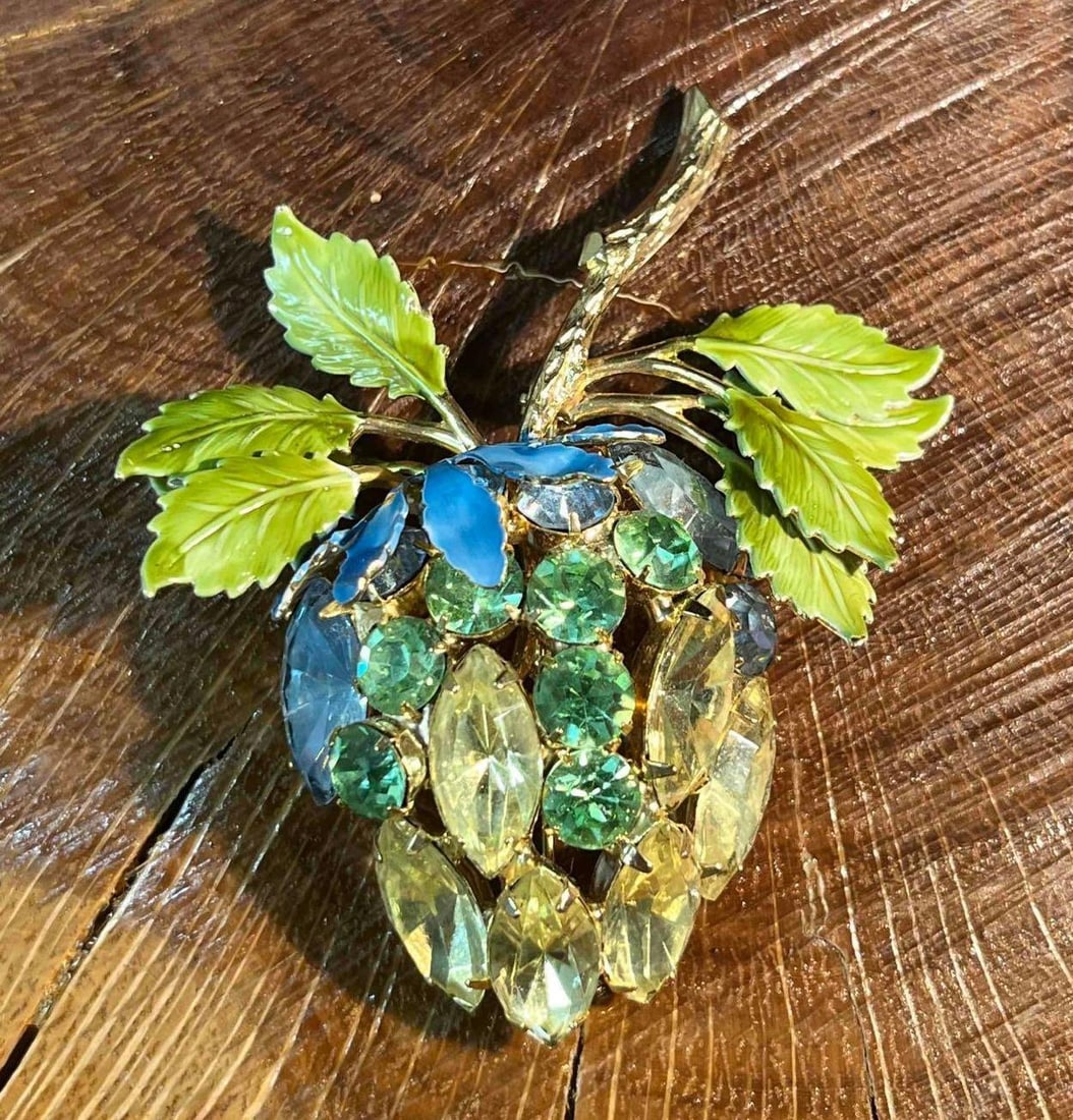 Signed Vintage Alice Caviness Yellow Fruit Brooch: This lot contains a Large Vintage Joan Rivers Pastel & Gold Tone Brooch. It is approx 2 3/4" x 2 1/4" x 3/4". Total weight is approx 0.7oz. Overall the brooch is in good used condition