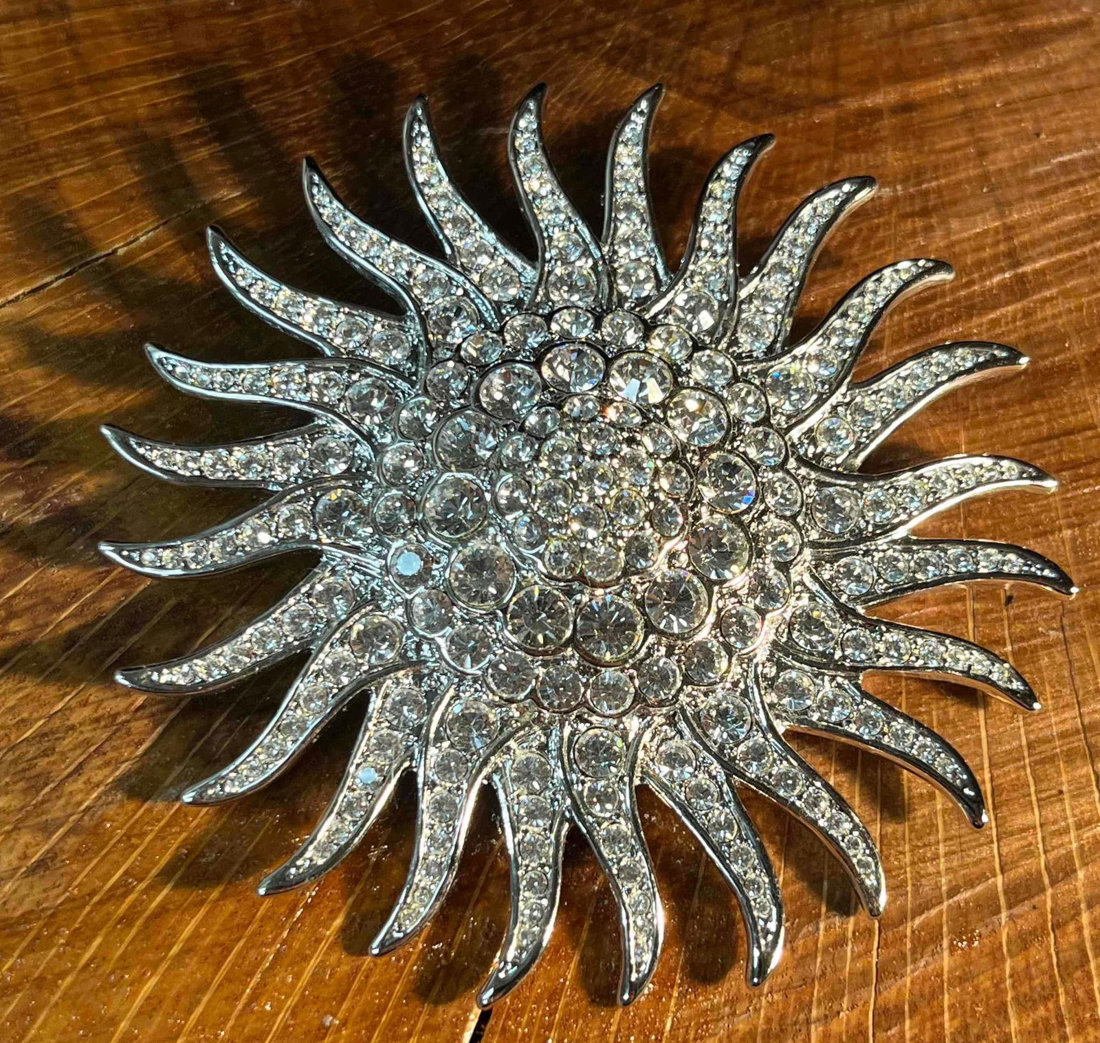 JBK Camrose & Kross Rhinestone Starburst Brooch: This lot contains a JBK Camrose & Kross Rhinestone Starburst Brooch. It is approx 2 34" x 2 3/4" x 1/2". Total weight is approx 1.4oz. Overall the brooch is in good used condition with