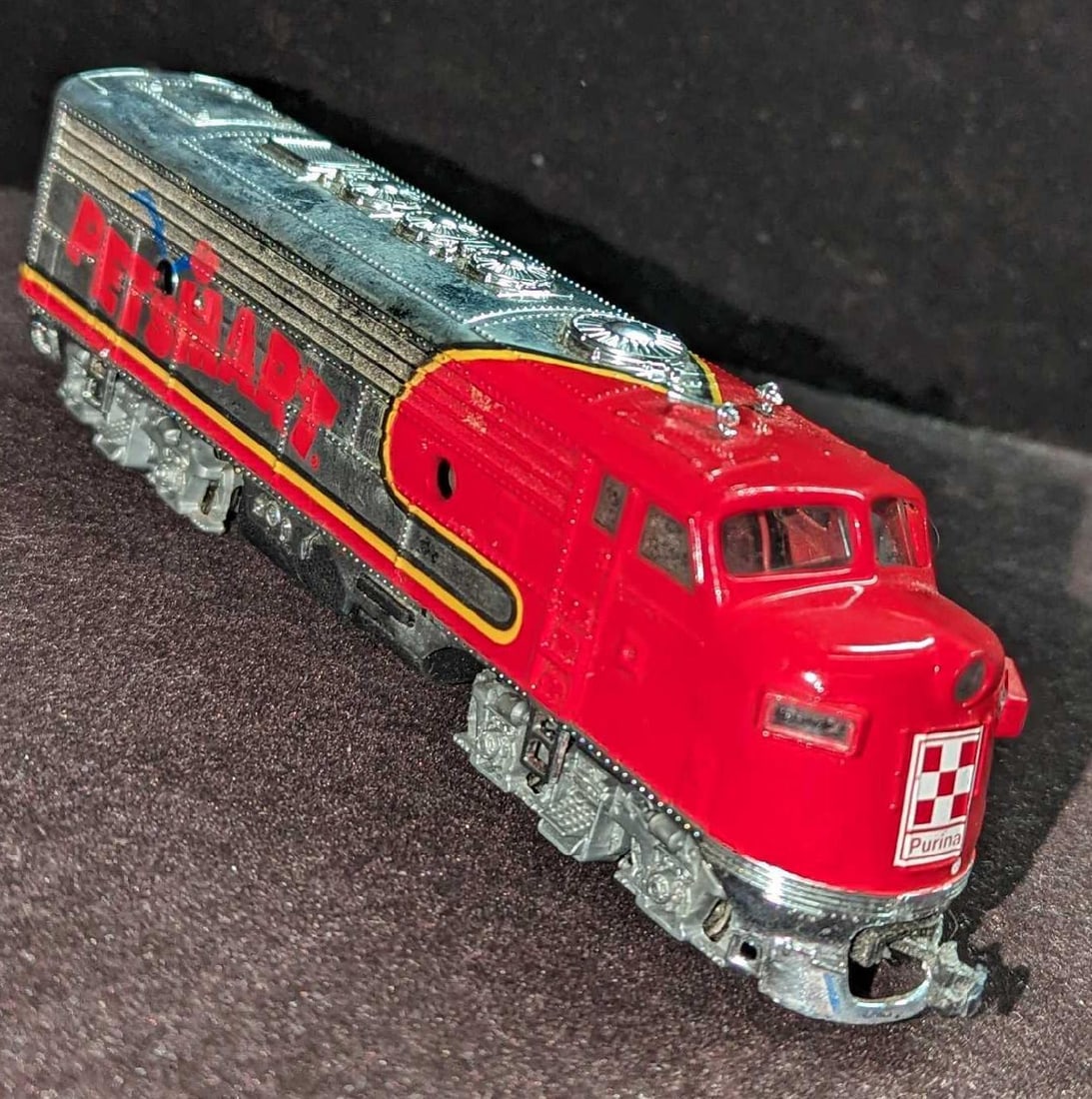 Bachmann HO Scale Petsmart Purina Diesel Locomotive (1 of 7)