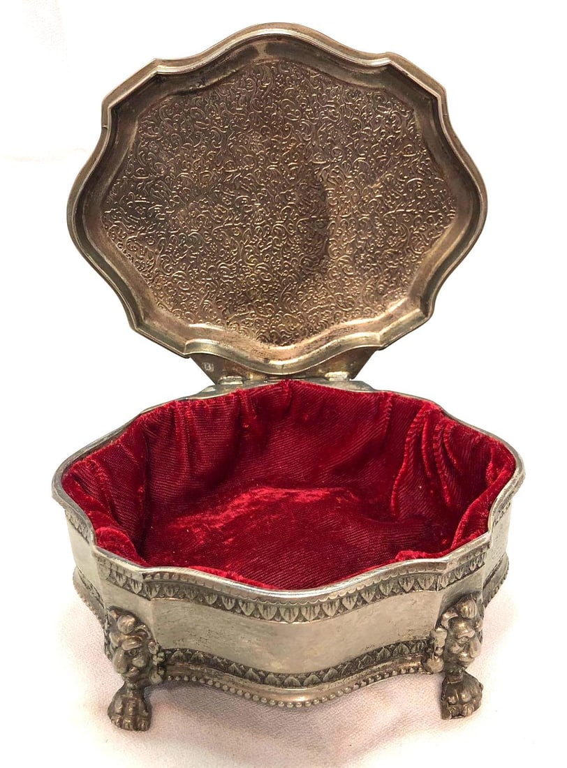 Silver Plate "Dieu Et Mon Droit" Crest Jewelry Box: Vintage Silver Plate "Dieu Et Mon Droit" ("God and My Right") British Royal Crest Jewelry Trinket Box with Lions Heads, Claw Feet, Hinged Lid and Red Velvet Lined Interior. It measures