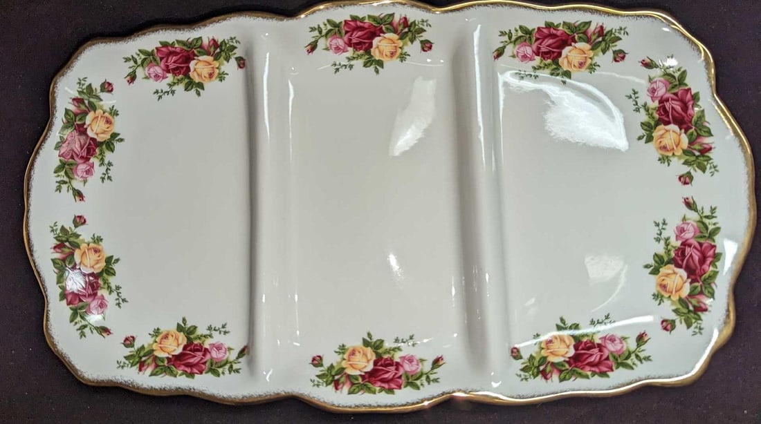 Royal Albert Old Country Roses Divided Platter: Royal Albert Old Country Roses Divided Platter. This is approx 17 3/4" x 10" x 1" and it weighs 3.84 lbs. The tray has no chips or cracks.