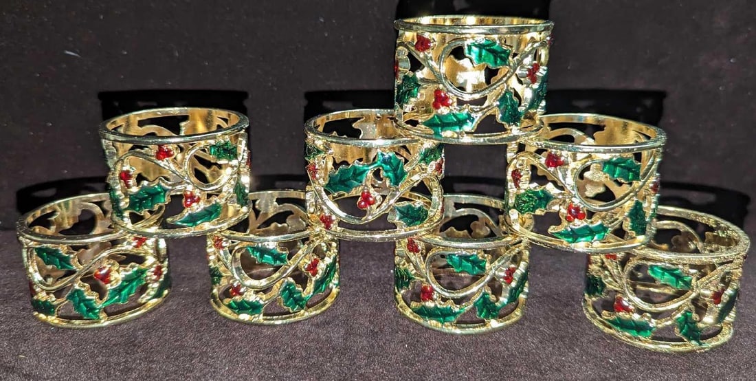 8 Lenox Gold Tone Holly And Berry Napkin Rings: 8 Lenox Gold Tone Holly And Berry Napkin Rings. Each is approx 1 7/8" 1 7/8" x 1 1/4" and the total weight is 0.80lb. The rings have light wear.