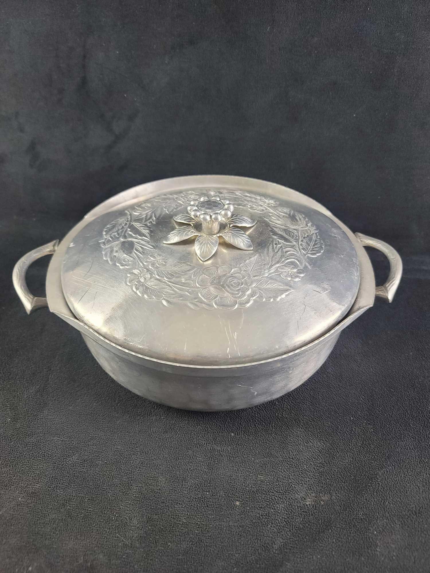 Everlast Forged Aluminum Pan with Lid: Everlast Forged Aluminum dish with floral print lid. Lid and base have a hammered design. It has two handles. In good used condition with some surface scratches. Approx. 7 1/2" (base diameter) x 2