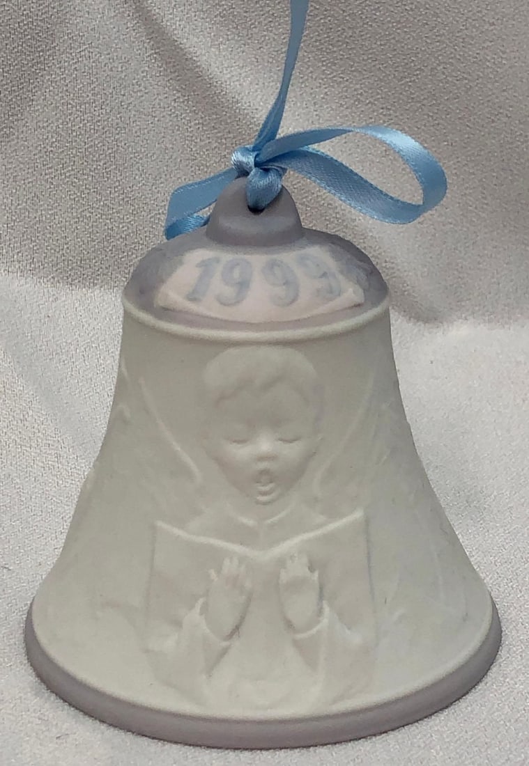 1999 Lladro #6636 Christmas Bell Ornament in Matte: This lot contains a 1999 Lladro #6636 Christmas Bell Ornament in Matte Finish. Retired. The item is approx 3" x 3" x 3" and weighs about 0.3lbs. Overall the Lladro is in good used conditio