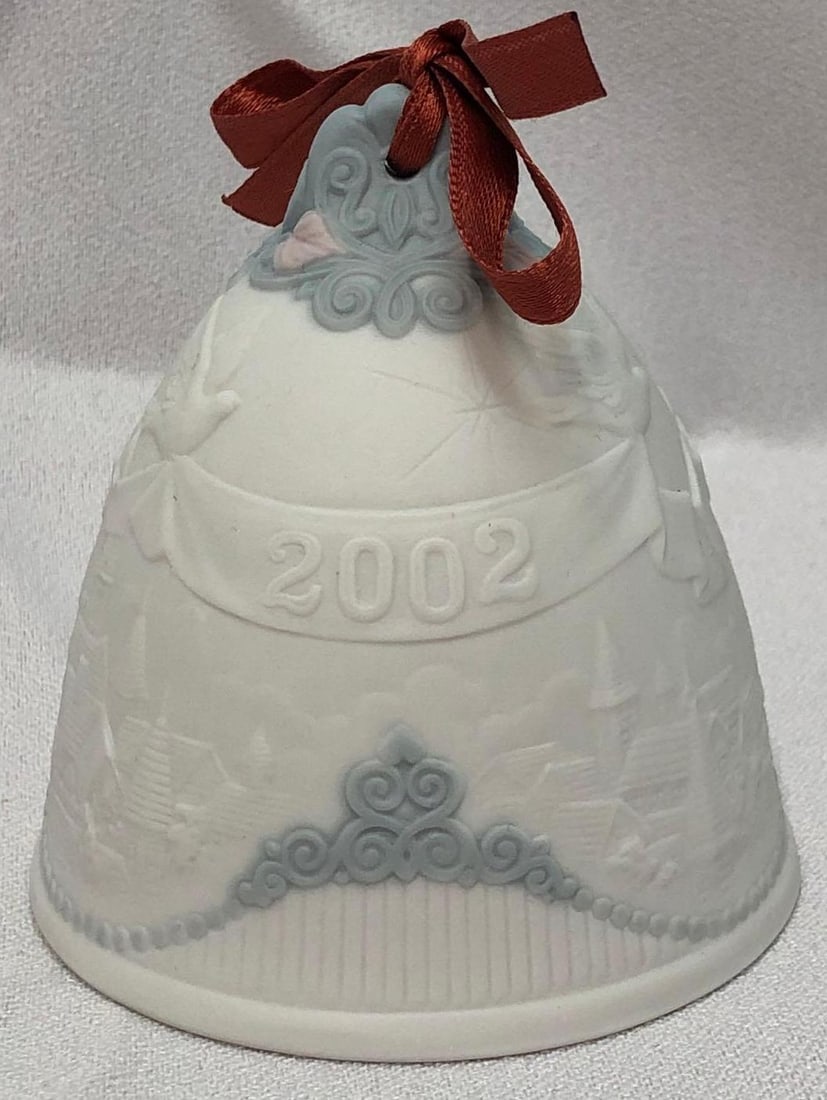 2002 Lladro #6723 Christmas Bell Ornament in Matte: This lot contains a 2002 Lladro #6723 Christmas Bell Ornament in Matte Finish. Retired. The item is approx 3" x 3" x 3" and weighs about 0.3lbs. Overall the Lladro is in good used conditio