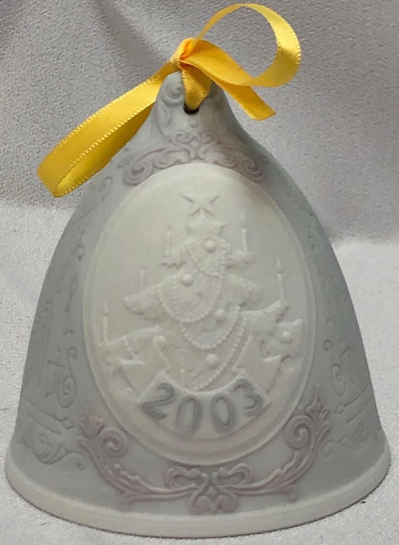 2003 Lladro #6728 Christmas Bell Ornament in Matte: This lot contains a 2003 Lladro #6728 Christmas Bell Ornament in Matte Finish. Retired. The item is approx 3" x 3" x 3" and weighs about 0.3lbs. Overall the Lladro is in good used conditio