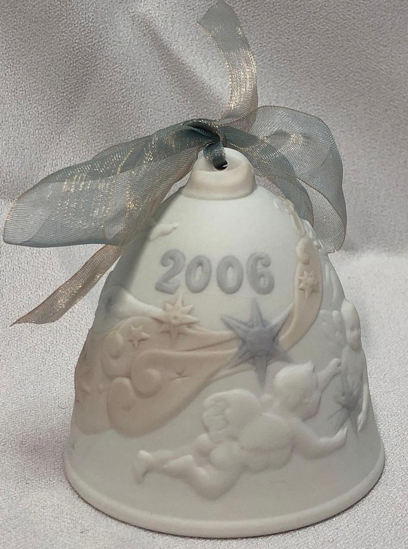 2006 Lladro #8222 Christmas Bell Ornament in Matte: This lot contains a 2006 Lladro #8222 Christmas Bell Ornament in Matte Finish. Retired. The item is approx 3" x 3" x 3" and weighs about 0.3lbs. Overall the Lladro is in good used conditio