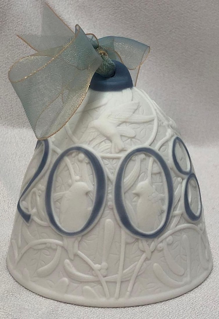 2008 Lladro #7140 Christmas Bell Ornament in Matte: This lot contains a 2008 Lladro #7140 Christmas Bell Ornament in Matte Finish. Retired. The item is approx 3" x 3" x 3" and weighs about 0.3lbs. Overall the Lladro is in good used conditio