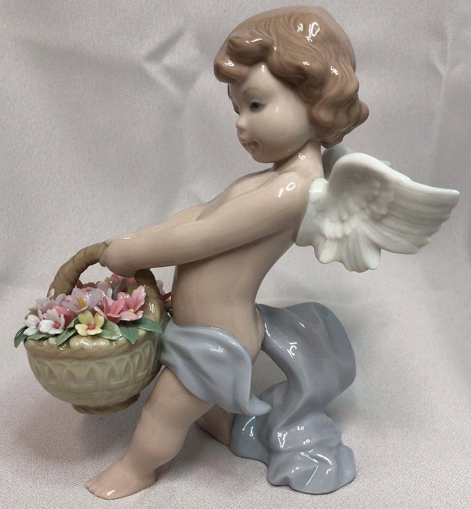 2000 Lladro #6772 Heaven's Harvest: This lot contains a 2000 Lladro #6772 Heaven's Harvest. It is approx 6-1/2" x 5" x 4" and weighs about 0.8lbs. Overall the Lladro is in good used condition with signs of light wear and