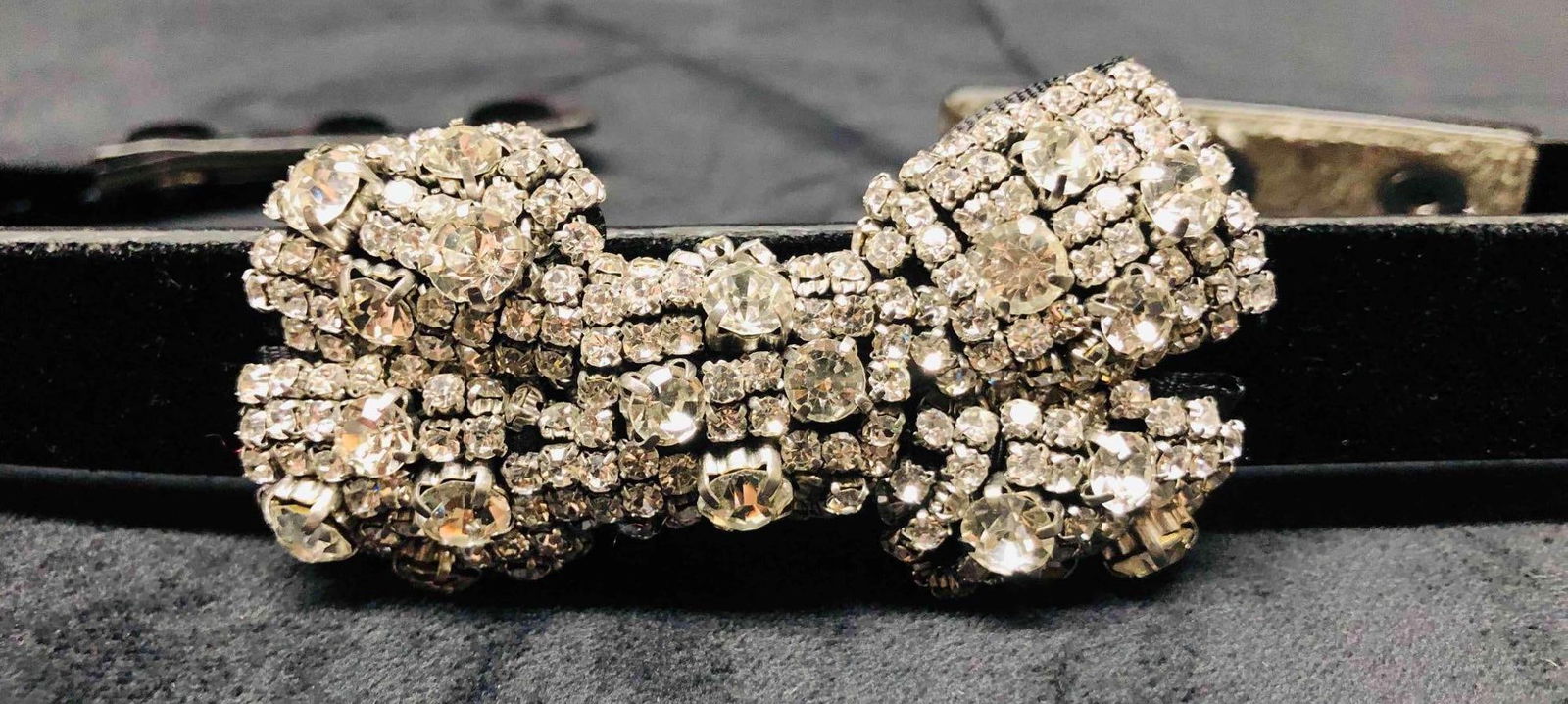 White House Black Market Bow Belt Size Small Face Man Made Material Back Genuine Leather: This lot contains a White House Black Market Bow Belt Size Small Face Man Made Material Back Genuine Leather. It is approx 16 1/2" x 3 1/4" and it weighs about 0.1lbs. Overall the bow belt is