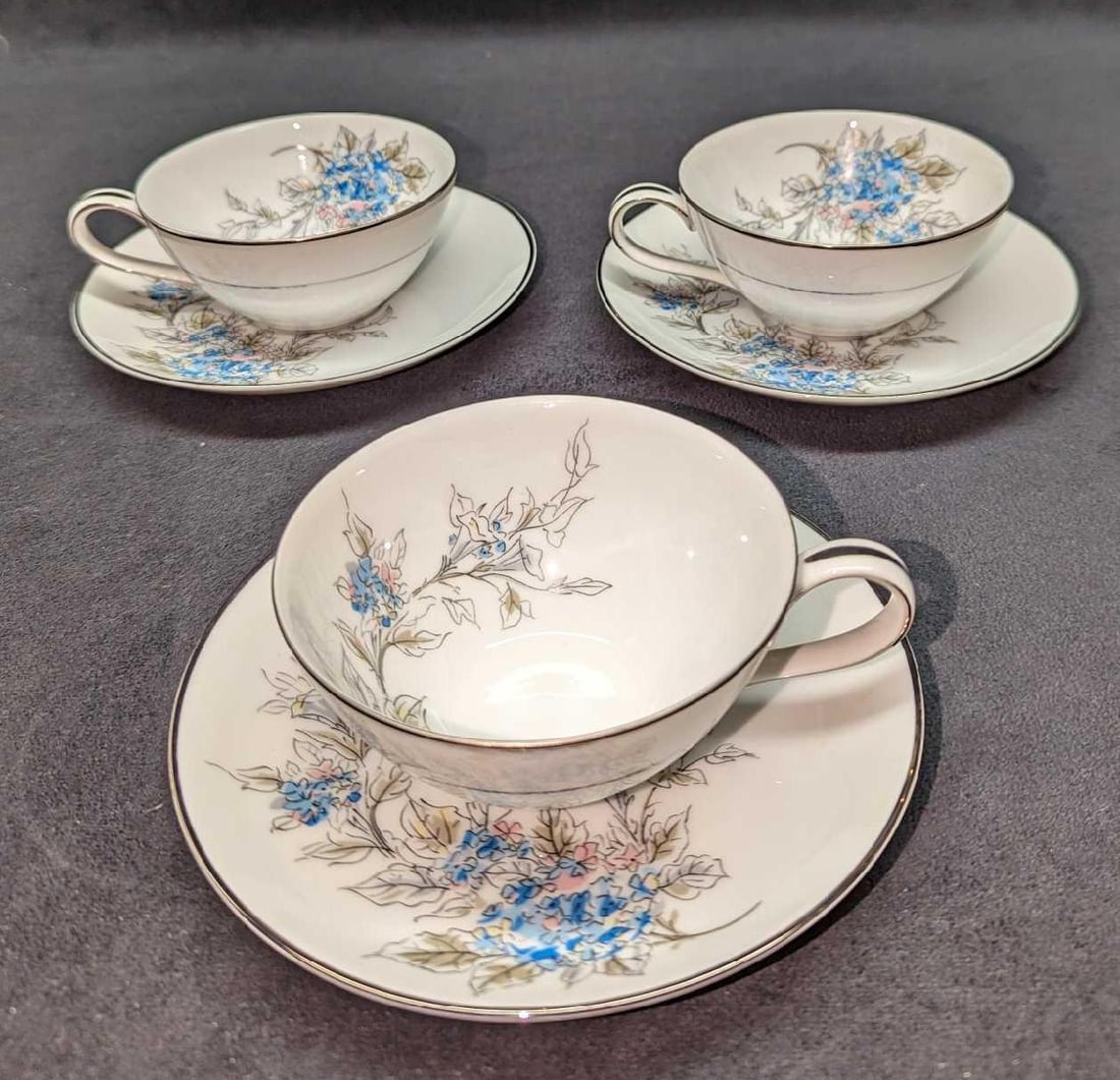 3 Vintage Noritake China 5682 Cups & Saucers A: 3 Vintage Noritake China 5682 Cups & Saucers A. This lot includes: (3) Cups. These are approx 5" x 4" x 2". (3) Saucers. These are approx 5 3/4" x 5 3/4" x 1/4".