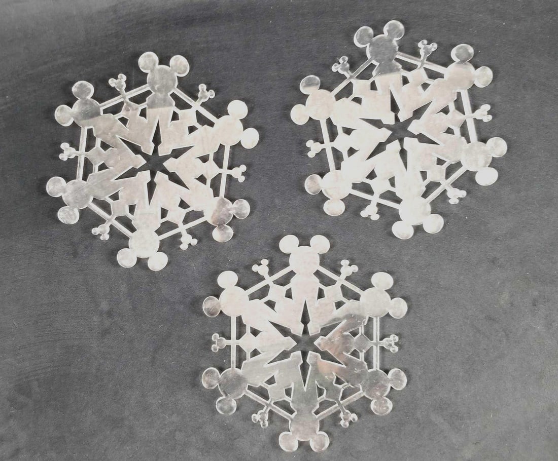 Lot of 3 Vintage Walt Disney Mickey Mouse Snowflakes: Lot of 3 Vintage Walt Disney Mickey Mouse Body Shape Ears Large Plastic Snowflakes This lot features 3 plastic Mickey Mouse Snowflake Ornaments. Has some light scuff marks but overall in good condit