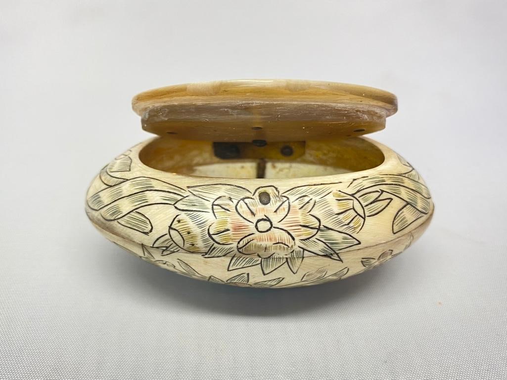 Antique Carved Bone/Horn Snuff Box: Antique Carved Bone/Horn Snuff Box Small hand-carved snuff box, with floral designs carved into the outside. Appears to be from the late 19th century, of horn or bone. In good condition with some age