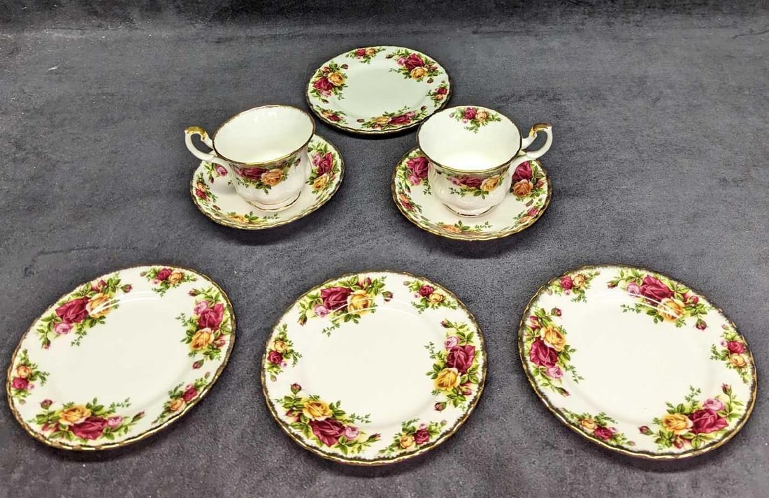 Royal Albert Old Country Roses Saucers, Cups & Bread & Butter Plates (1 of 9)