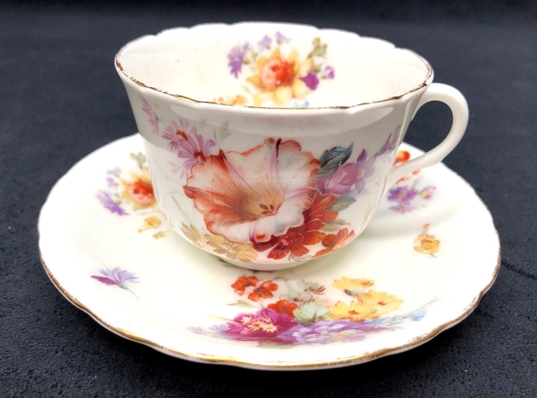 Doulton Burslem Fine Bone China Tea Cup & Saucer Set - Made in England: Vintage Tea Cup and Saucer Set - Doulton Burslem - Fine Bone China - Made in England. Tea Cup 4" x 3-1/4" x 2-1/4" Saucer 5-1/2" x 5-1/2" x 3/4" The combined weight is about