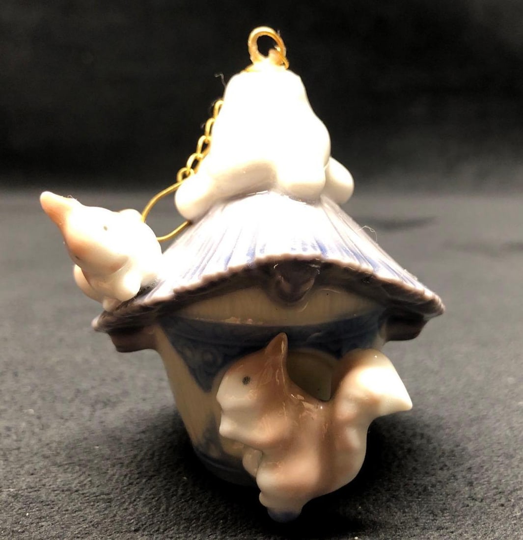 1997 Lladro 6519 Our Winter Home Holiday Ornament (1 of 5)