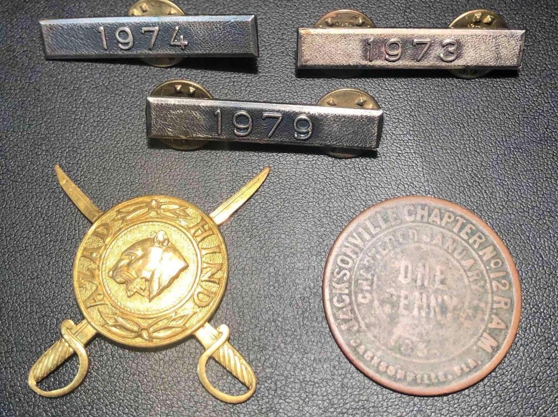 U.S Army Insignia Lapel Pins With Dates, Unidentified Medal Attachment & Freemason Token (1 of 16)