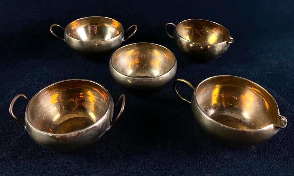 5 Mid Century Brass Bowls: 5 Mid Century Brass Bowls Lot of 5 bowls made of brass, that appear to be from the mid-century. Two of the bowls are double-handled soup or serving bowls, two have a single handle and a pour spout, a