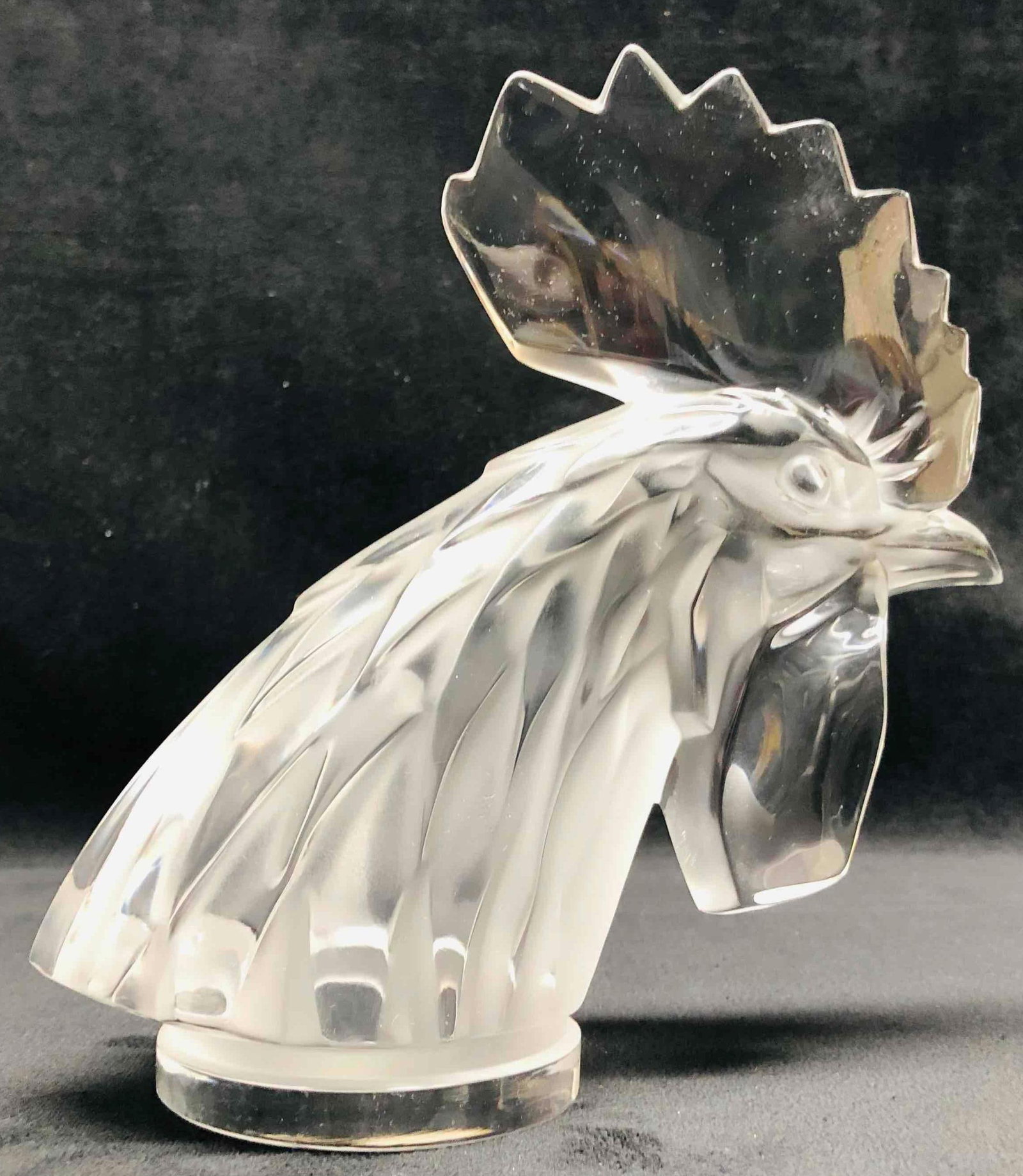 Lalique Signed Glass Tete De Coq: This lot contains Lalique Signed Glass Tete De Coq. It is approx 6 1/2" x 2 3/4" x 7 1/4" and it weighs about 3lbs. Overall the Lalique Tete De Coq is in good used condition with some ligh